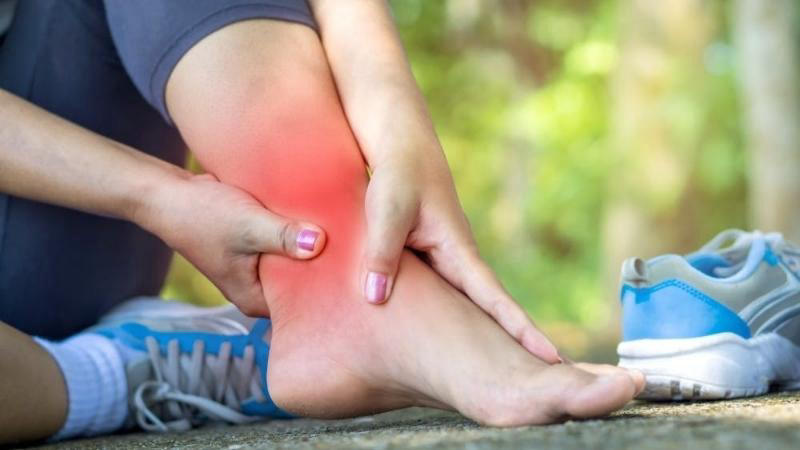 Bị thương mắt cá chân khi chơi bóng đá