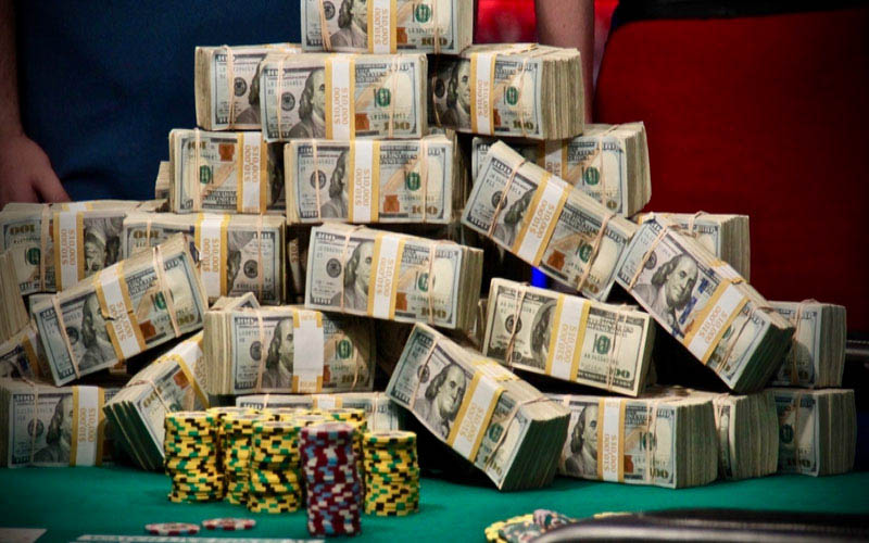 Kinh nghiệm quản lý tiền poker thông minh để tránh bị cháy túi