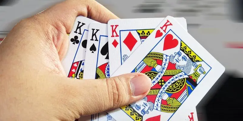 Một quân vuông có thể thắng ba đôi không? Sức mạnh của quân vuông