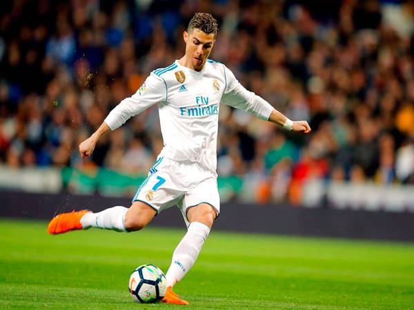 Chuyền bóng vượt tuyến là một đường chuyền xé toang các tuyến phòng ngự