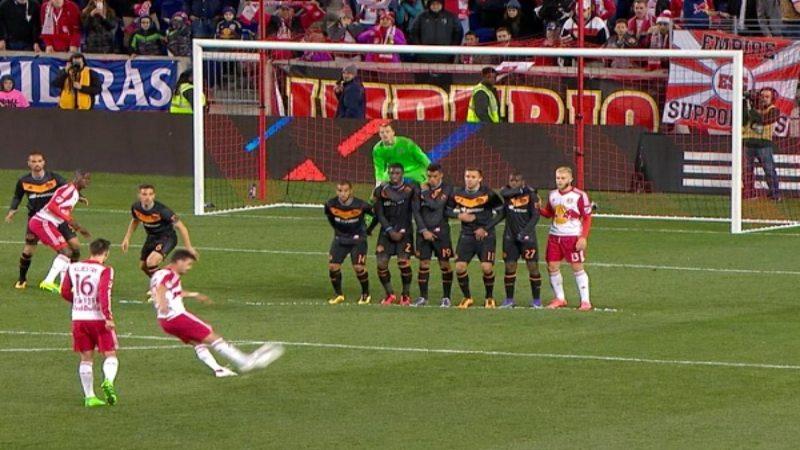 Khám phá định nghĩa của cú đá phạt trực tiếp trong bóng đá - V6Sport