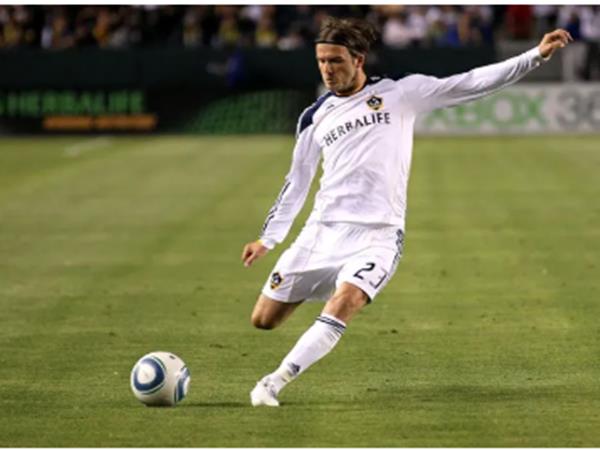 Cách đá bóng bằng má trong bàn chân một cách dễ dàng và hiệu quả