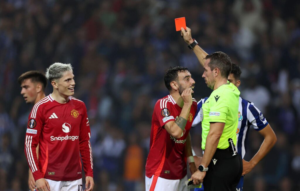 Cầu thủ nhận thẻ đỏ vì ngăn cản cơ hội ghi bàn