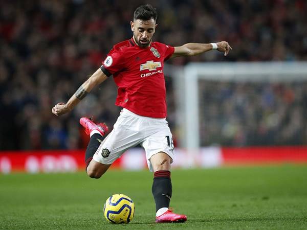 Tiền vệ con thoi là gì?