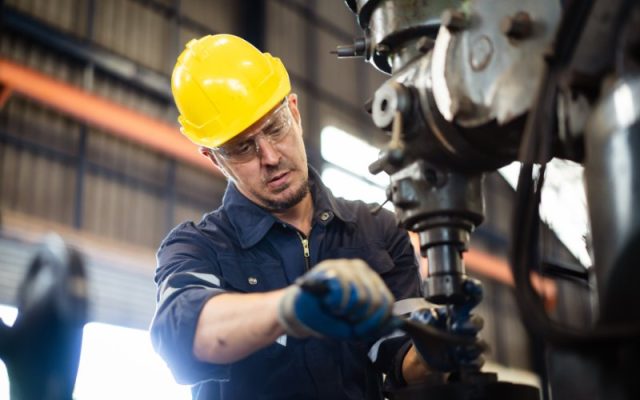 Nhân viên bảo trì điện kiểm tra tủ bảng điện