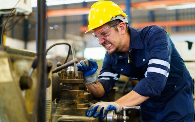 Kỹ thuật viên bảo trì sử dụng thiết bị đo lường hiện đại