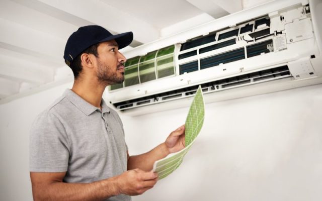 Nhân viên bảo trì kiểm tra hệ thống máy móc công nghiệp