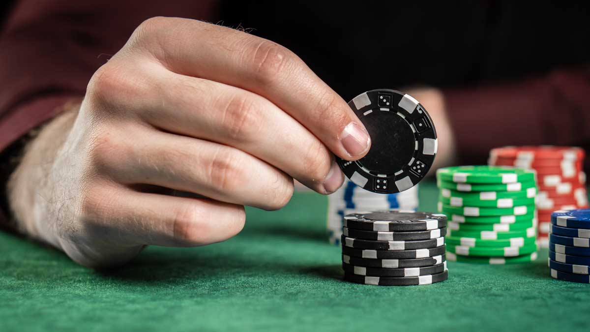 Bluff Trong Poker Là Gì? Chiến Thuật Tâm Lý Giúp Bạn Làm CHủ Ván Bài